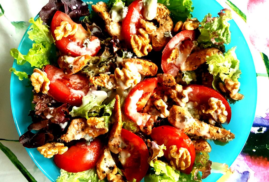 ensalada con pavo, nueces y salsa gorgonzola